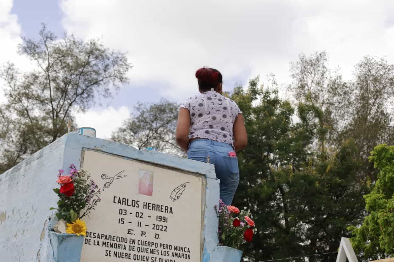 Familiares acuden este domingo al cementerio Cristo Redentor para honrar la memoria de sus padres.