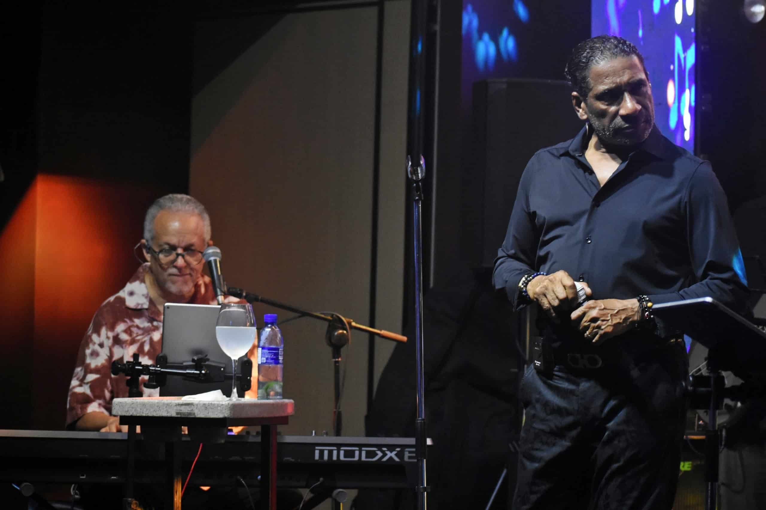 El cantautor Félix D'Oleo compartió tarima con el maestro Manuel Tejada, quien lo acompañó en el piano durante toda la presentación.