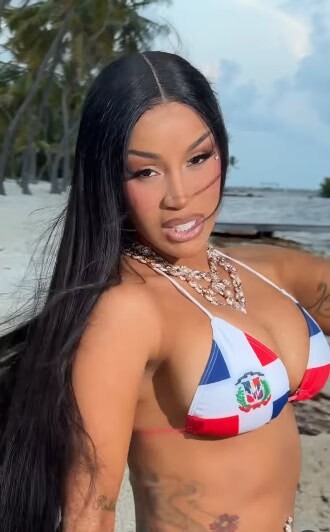 Cardi B presume sus raíces con un bikini con la bandera dominicana