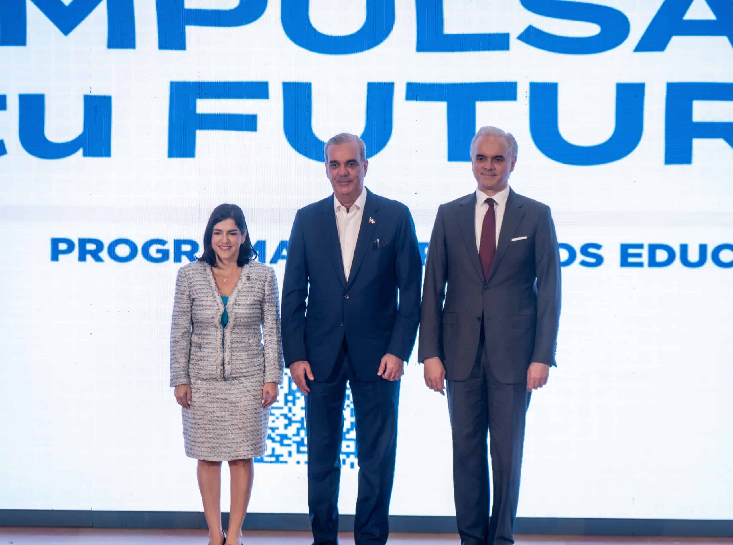 El presidente Luis Abinader (C), el ministro de Educación, Luis Miguel de Camps y Biviana Riveiro VP Ejecutiva de  Fiduciaria Reservas.