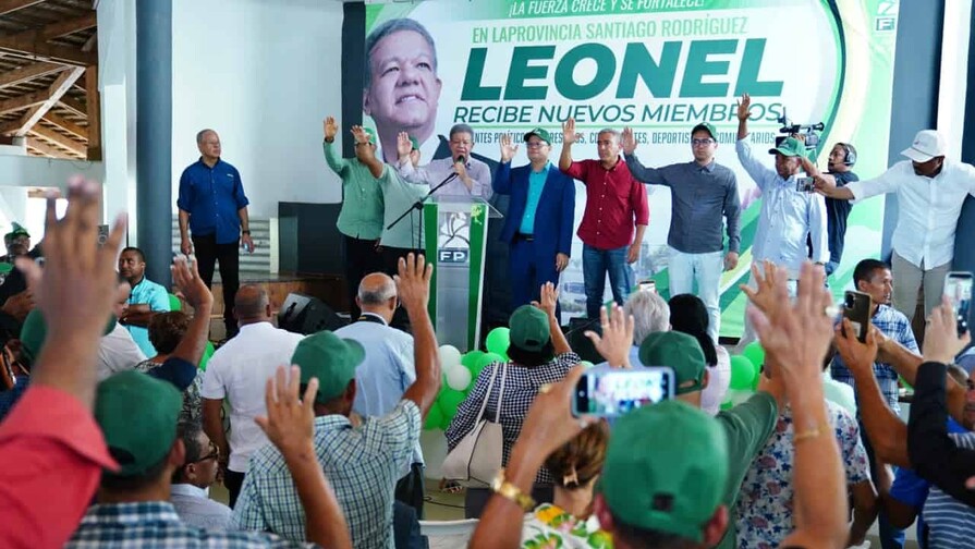 Leonel juramenta a exdirigentes del PRM y el PLD en la Línea Noroeste Leonel juramenta a exdirigentes del PRM y el PLD en la Línea Noroeste