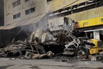 Bomberos prevén sofocar este domingo los últimos focos del incendio en L&R Comercial