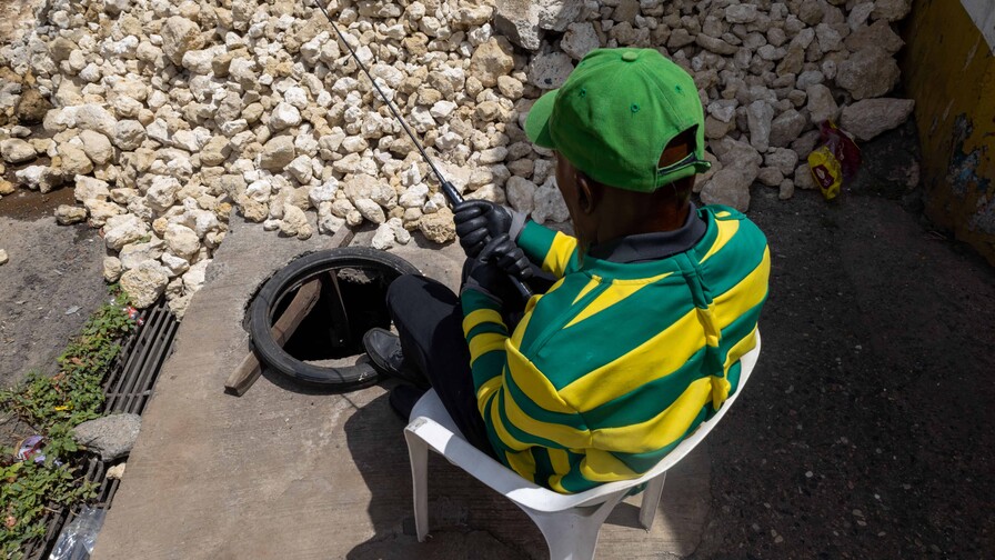 Peatones enfrentan riesgos por trabajos en calle Manuel Ubaldo Gómez de Villa Consuelo Peatones enfrentan riesgos por trabajos en calle Manuel Ubaldo Gómez de Villa Consuelo