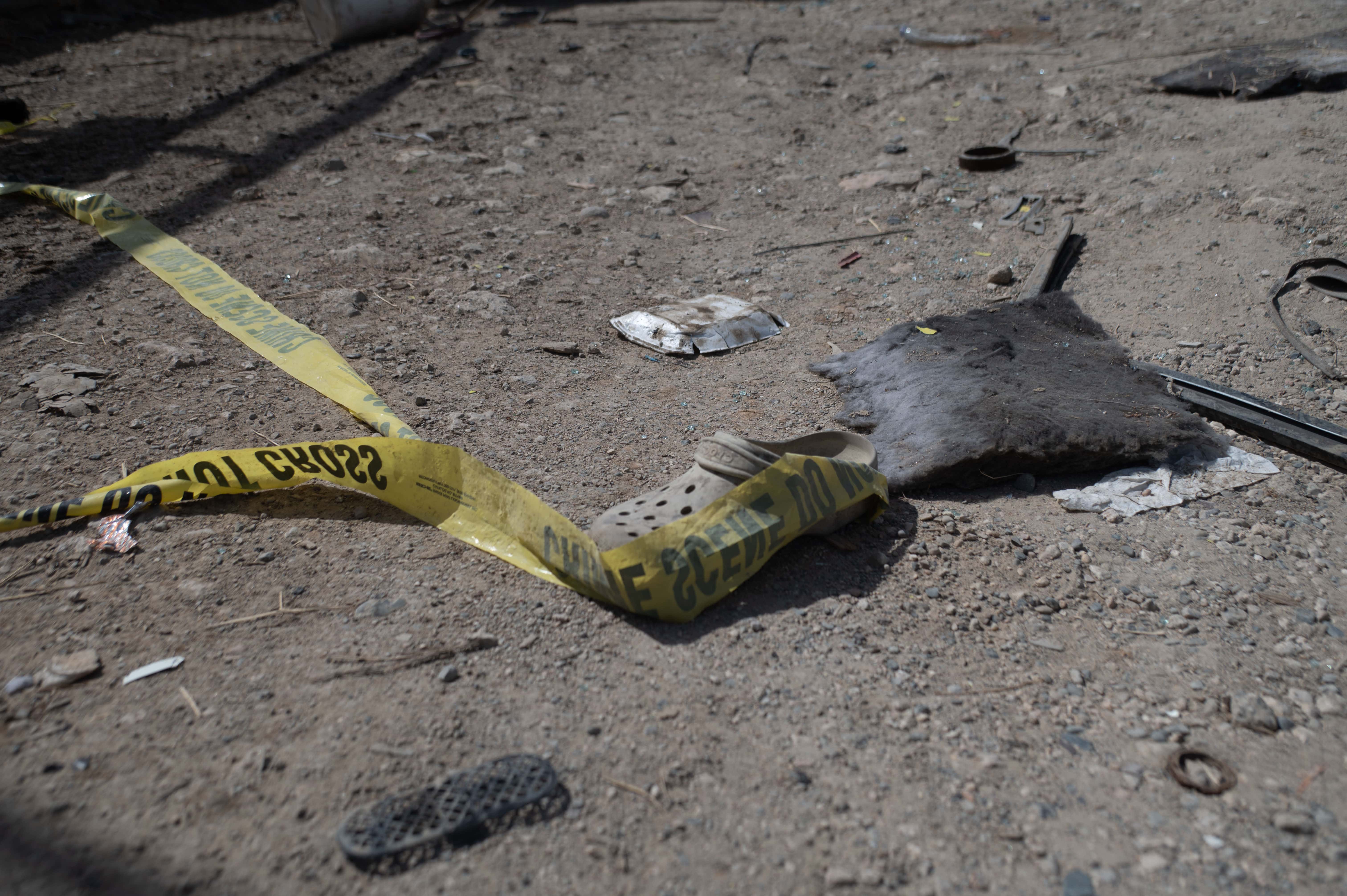 Piezas que quedaron esparcidas tras la explosión registrada en el sector Monte Adentro en San Cristóbal.