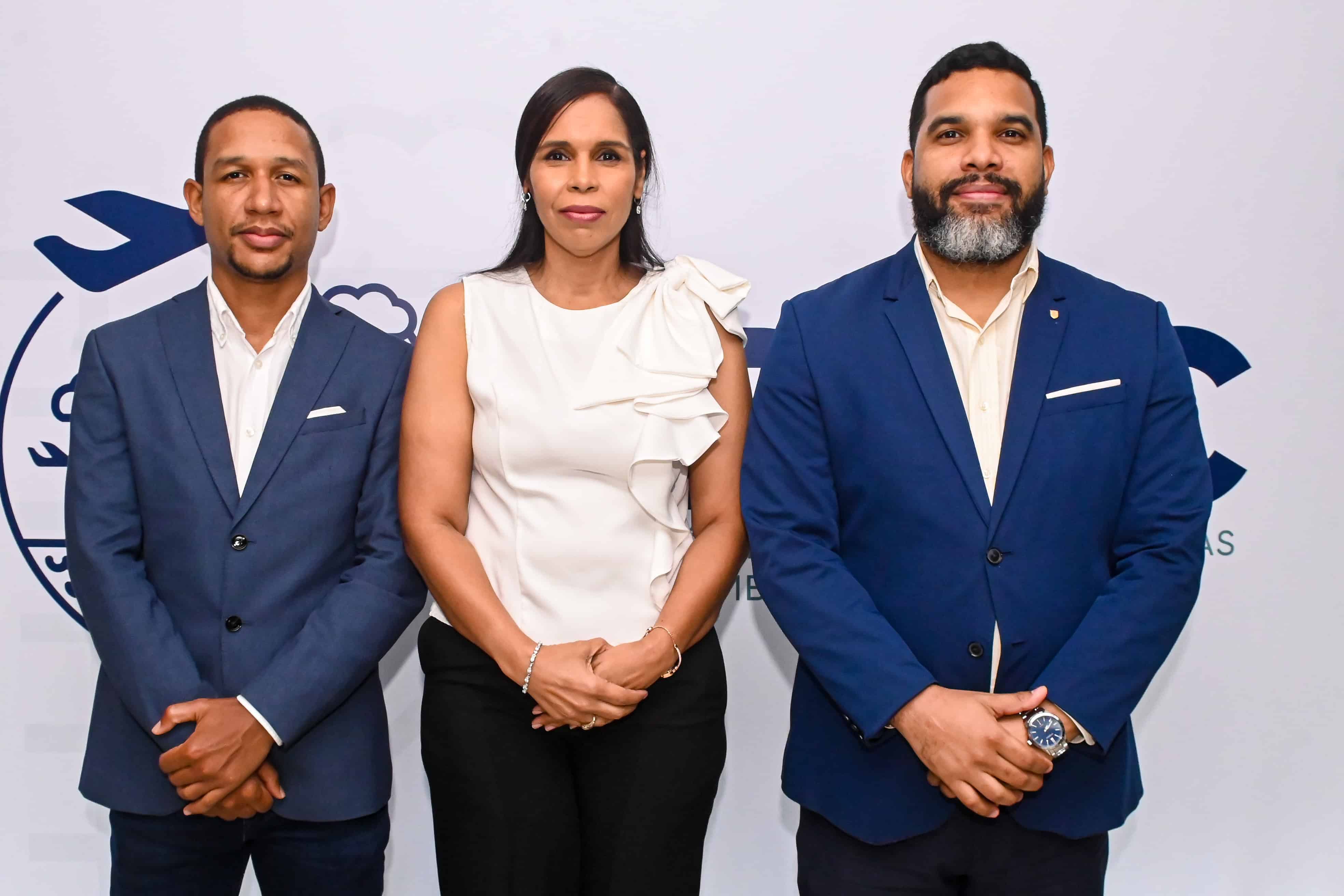 Esmarlin Santiago, Adolfina Taveras y Roger Contreras.