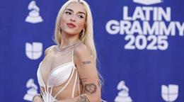 La cantante Elena Rose desfila en París durante Le Défilé de L’Oréal