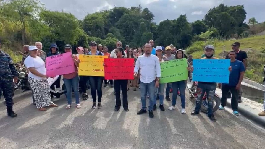Protestan en comunidad de Santiago en reclamo de obra vial inconclusa