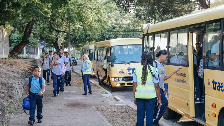 TRAE distribuye 29 autobuses al sistema para fortalecer el transporte del año escolar 2026-2027 TRAE distribuye 29 autobuses al sistema para fortalecer el transporte del año escolar 2026-2027