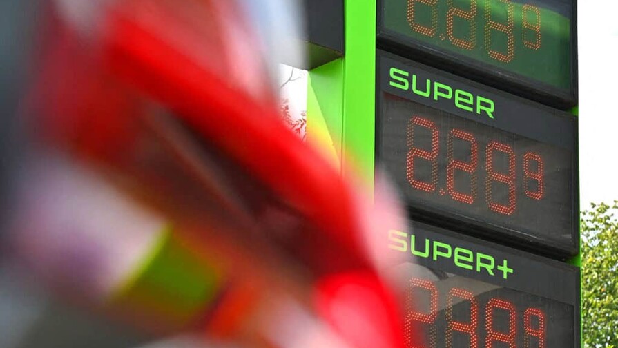 El petróleo de Texas sube un 2.75 %, hasta 77.29 dólares, a la espera de avances en Ormuz