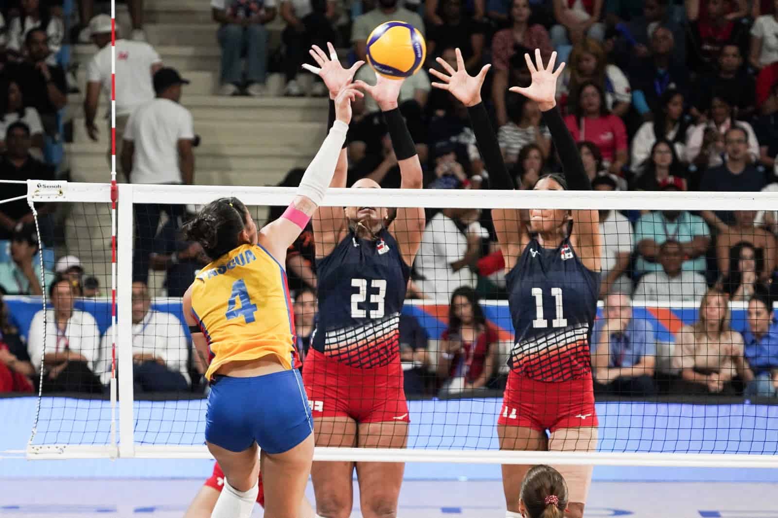 Gayla y Geraldine González bloquen un ataque colombiano en la final. 