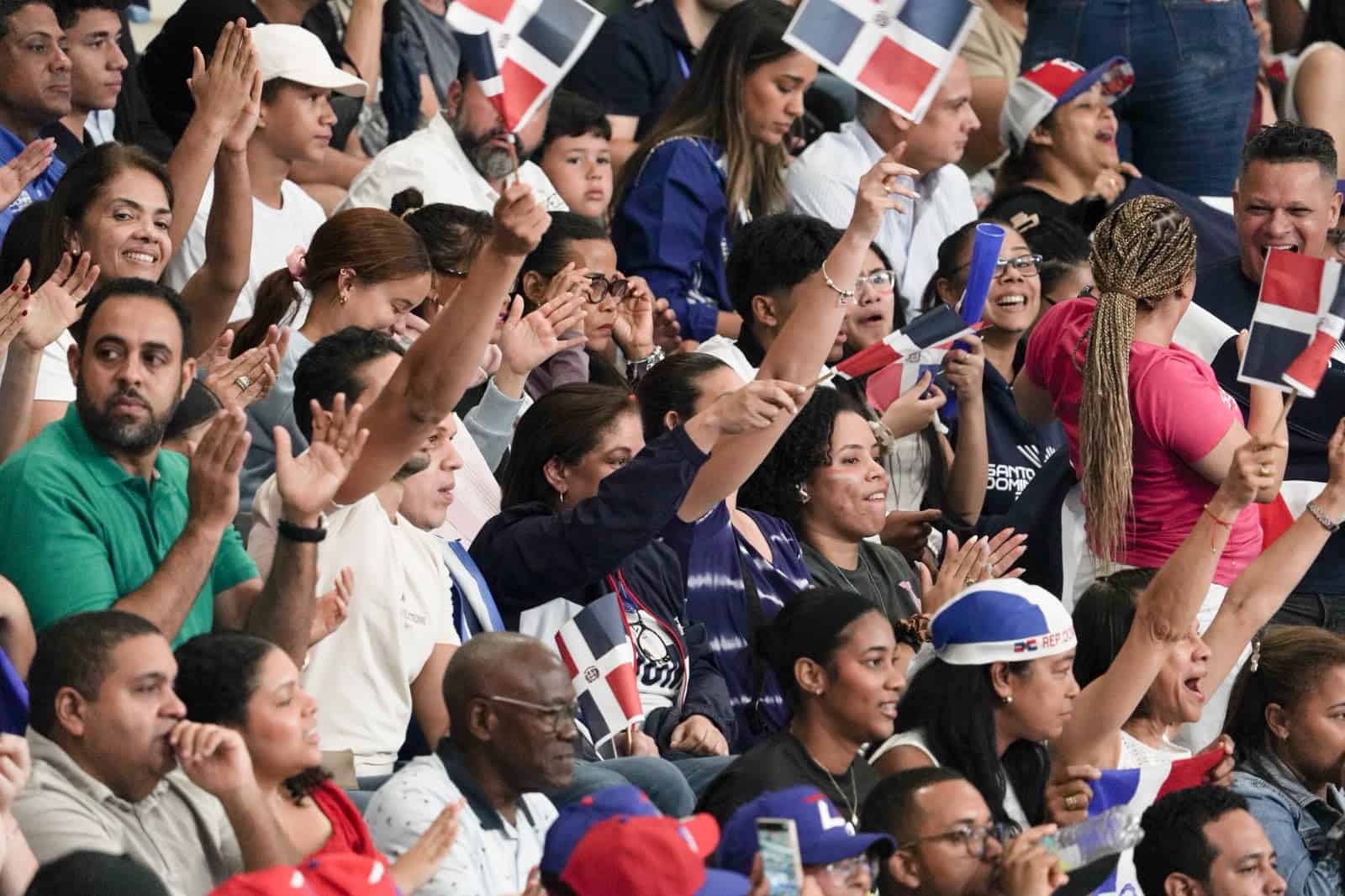 Parte del público que acudió al partido final entre las Reinas del Caribe y el equipo de Colombia. 