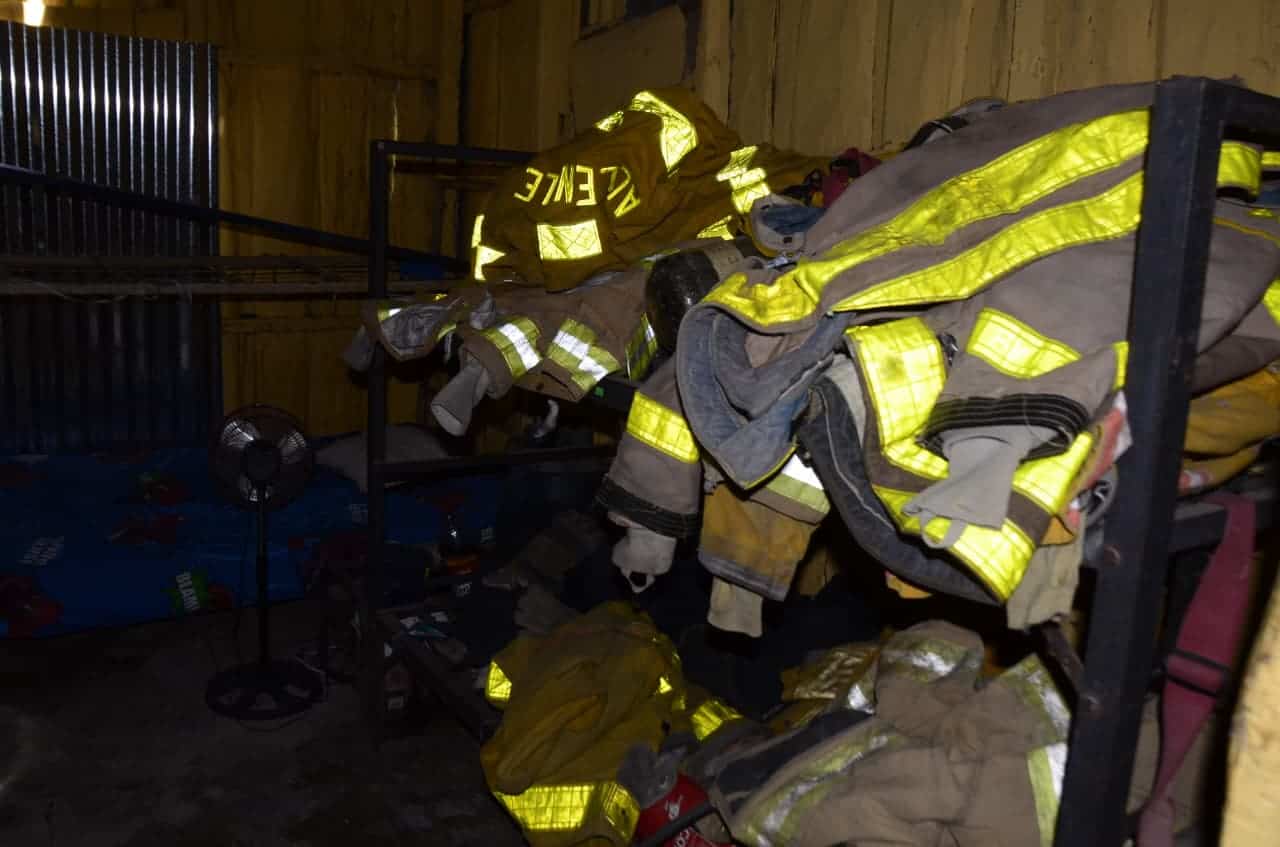 Los bomberos de Jicomé tienen recursos limitados para atender las emergencias.