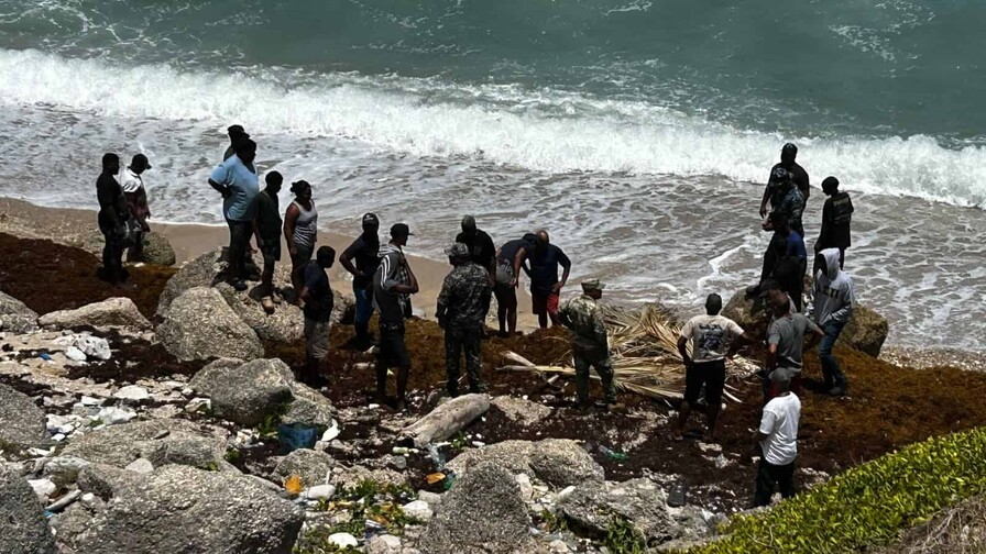 Hallan cadáver de una mujer flotando a orillas del mar en Los Blancos de Barahona Hallan cadáver de una mujer flotando a orillas del mar en Los Blancos de Barahona