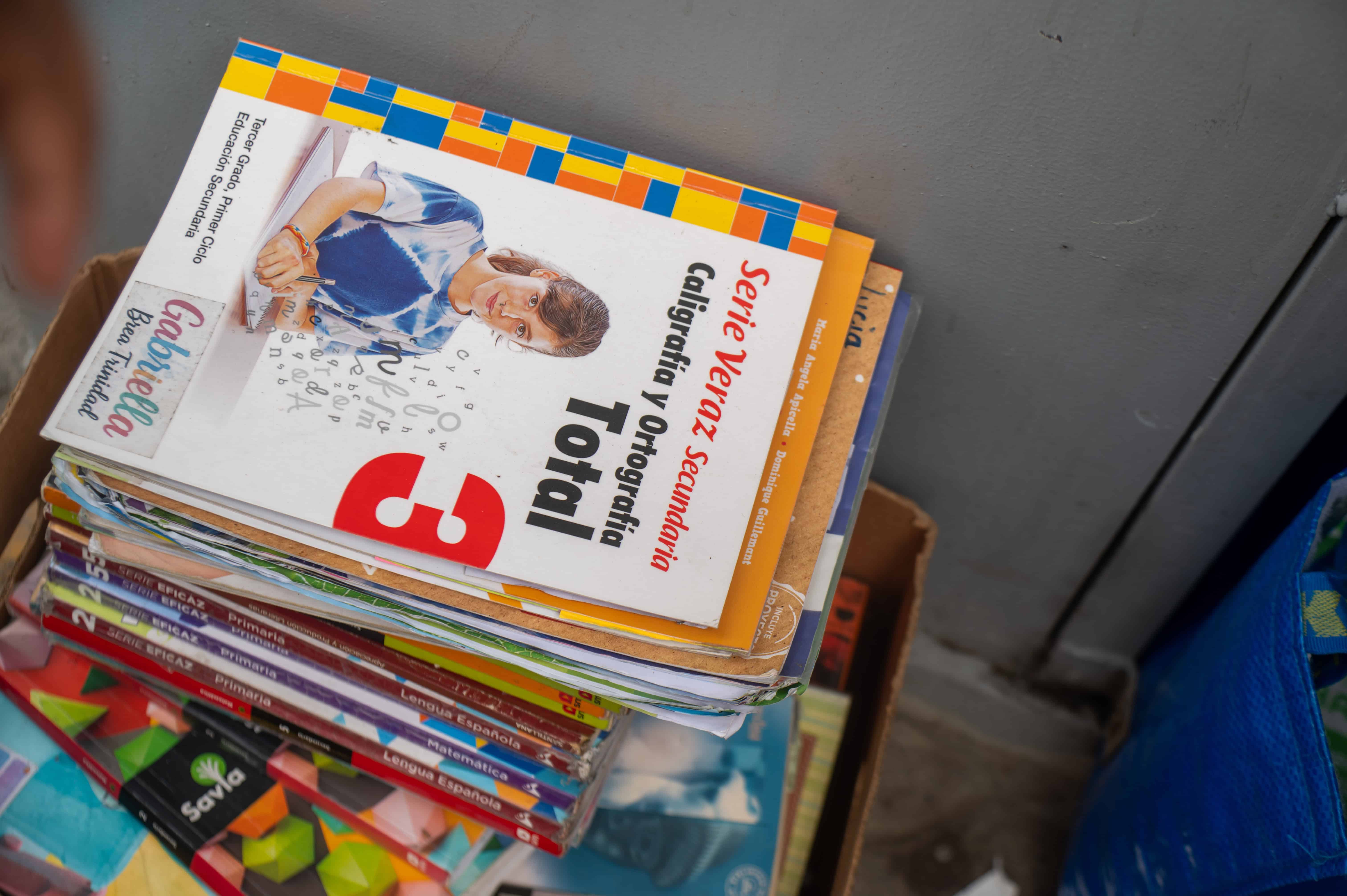 Libros amontonados en una caja