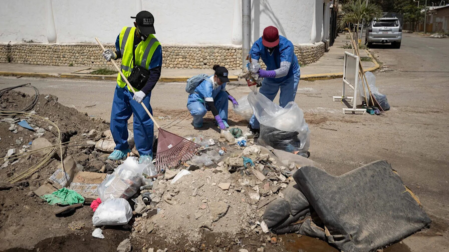 Venezolanos limpian calles de La Guaira tras sismos para ayudar a reducir contaminación Venezolanos limpian calles de La Guaira tras sismos para ayudar a reducir contaminación