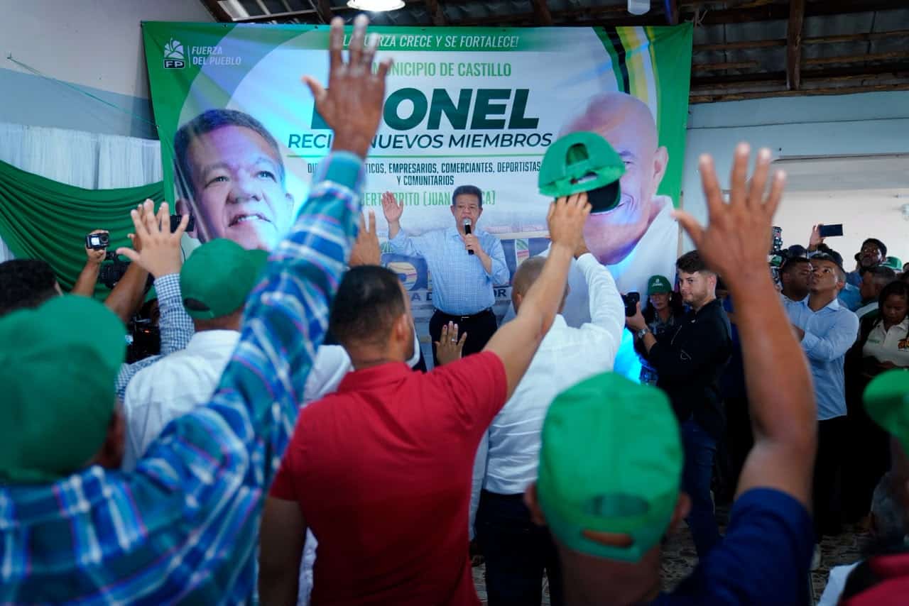 Momento de la juramentación de nuevos simpatizantes a la Fuerza del Pueblo, por parte del presidente Fernández.