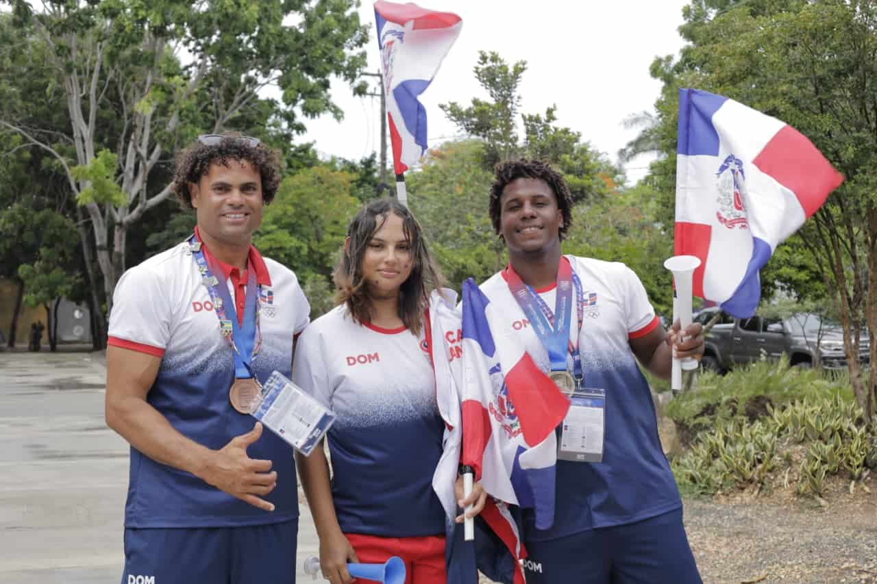 Atletas en medio de la celebración.