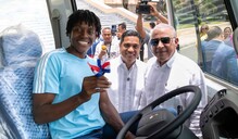 El Gobierno entrega un autobús a la fundación de la campeona olímpica Marileidy Paulino