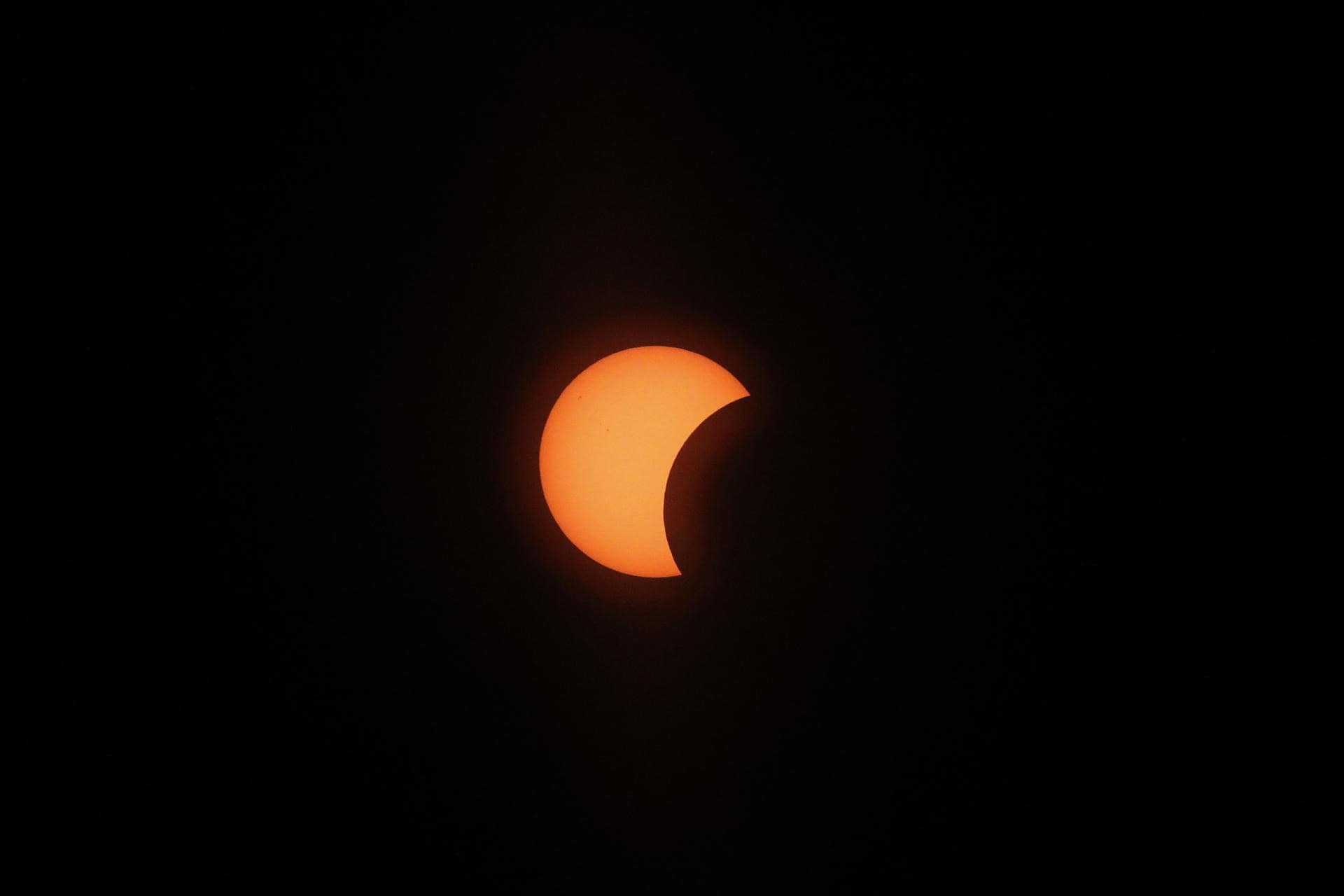 Comienza el eclipse de sol visto desde Castillo de Pambre en Palas Rei, Lugo.