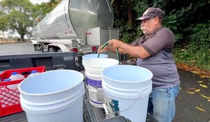 Habitantes de Puerto Rico buscan agua mientras la sequía obliga al racionamiento