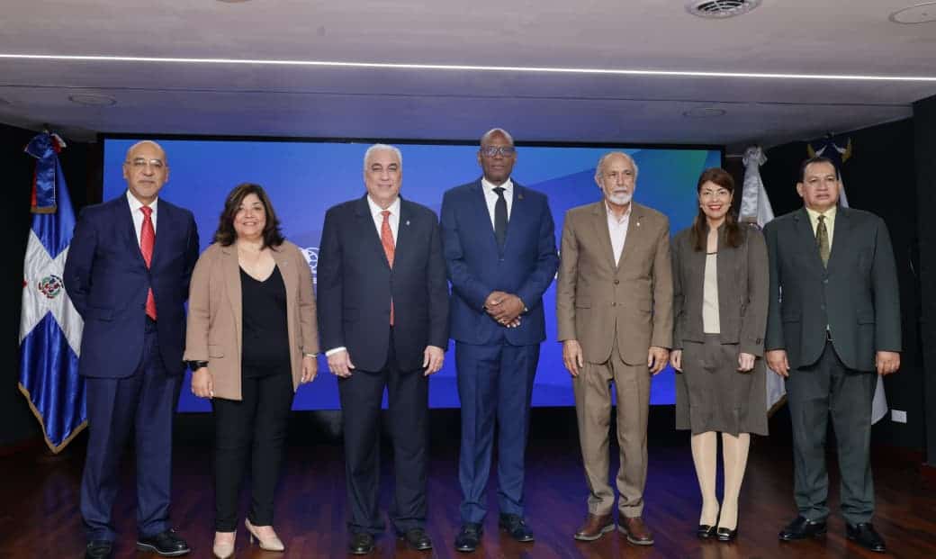 El director-fundador de Diario Libre y Premio Nacional de Periodismo 2026, Aníbal de Castro; la decana de la Facultad de Artes y Comunicación de Unapec, doctora Alicia Álvarez; el rector de Unapec, magíster Erik Pérez Vega; el presidente del Colegio Dominicano de Periodistas (CDP), Luis Pérez Novas; el profesor e investigador Carlos Sangiovanni, la doctora Elsa María Moquete, vicerrectora académica de la Universidad APEC; y el viceministro de Evaluación y Acreditación de las Instituciones de Educación Superior (IES) del Ministerio de Educación Superior, Ciencia y Tecnología (Mescyt), Juan Viloria Santos.<br>