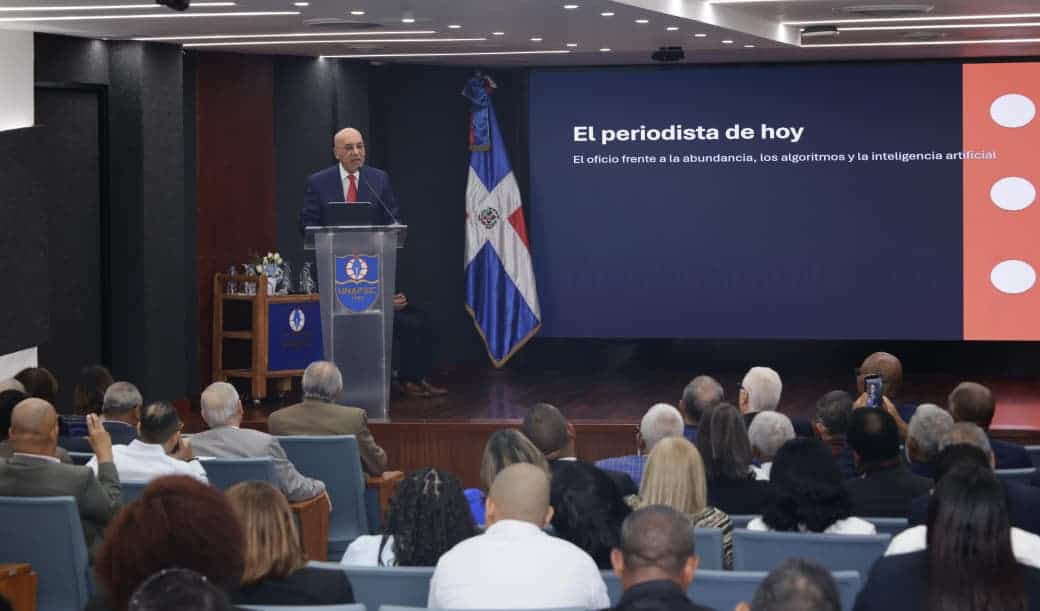 El director-fundador de Diario Libre y Premio Nacional de Periodismo 2026, Aníbal de Castro,  durante la conferencia magistral El periodista de hoy: el oficio frente a la abundancia, los algoritmos y la inteligencia artificial.