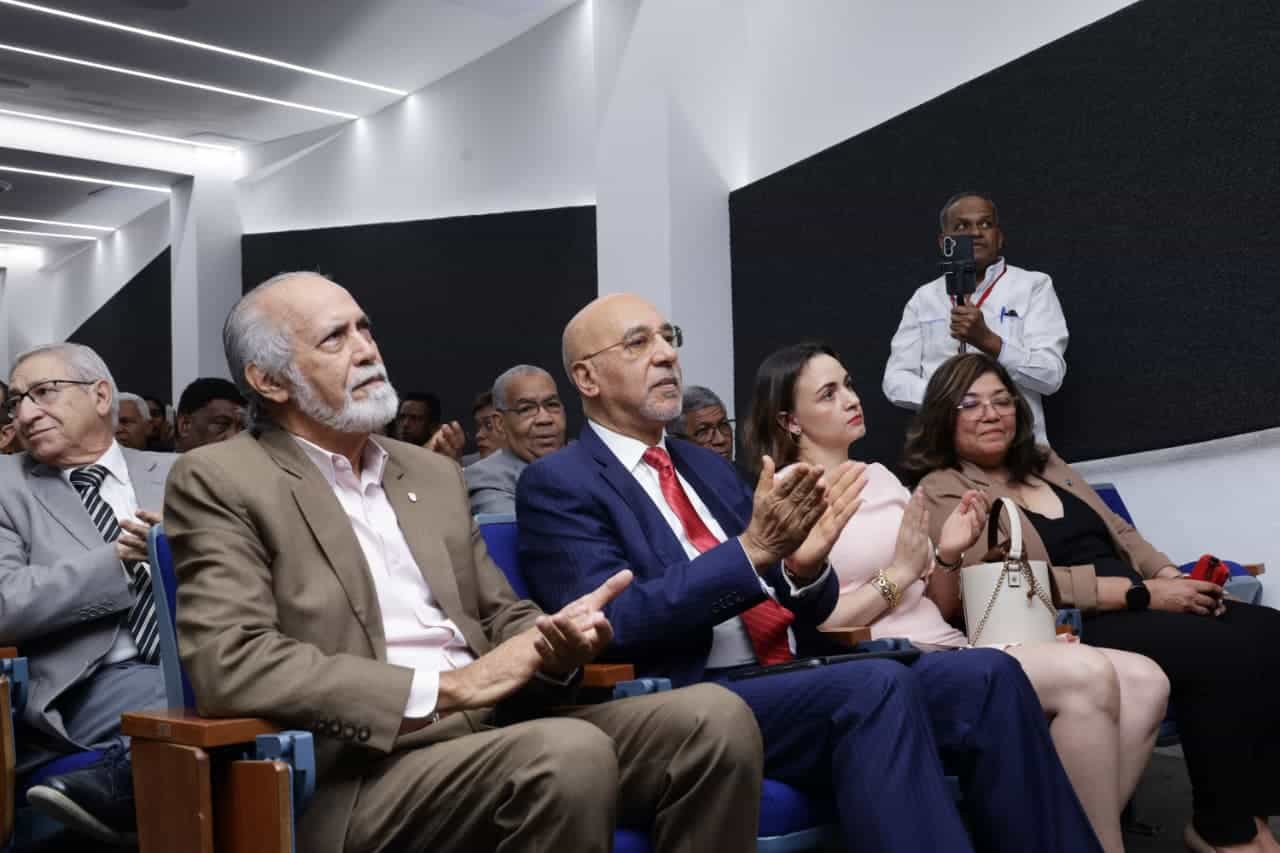 El director-fundador de Diario Libre, Aníbal de Castro durante la conferencia.