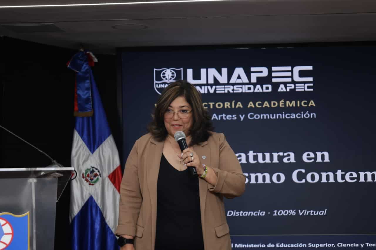 La decana de la Facultad de Artes y Comunicación de UNAPEC, doctora Alicia Álvarez.