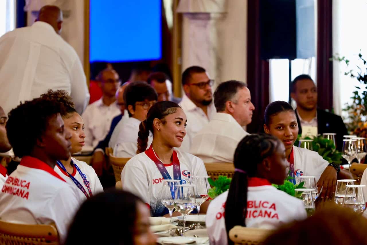 Medallistas de los Juegos Centroamericanos y del Caribe, este 12 de agosto de 2026, en el Salón de las Cariátides del Palacio Nacional, durante un almuerzo oficial con el presidente Luis Abinader.