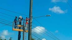 Detienen a dos que realizaban conexiones eléctricas ilegales a bordo de un camión con canasto