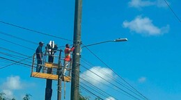 Detienen a dos que realizaban conexiones eléctricas ilegales a bordo de un camión con canasto