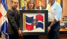 Efemérides Patrias dona al PRD colección de Juan Bosch y símbolos patrios