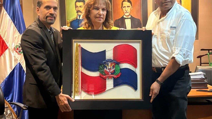 Efemérides Patrias dona al PRD colección de Juan Bosch y símbolos patrios Efemérides Patrias dona al PRD colección de Juan Bosch y símbolos patrios