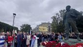 Cientos de rusos celebran el centenario de Fidel Castro ante su estatua en Moscú
