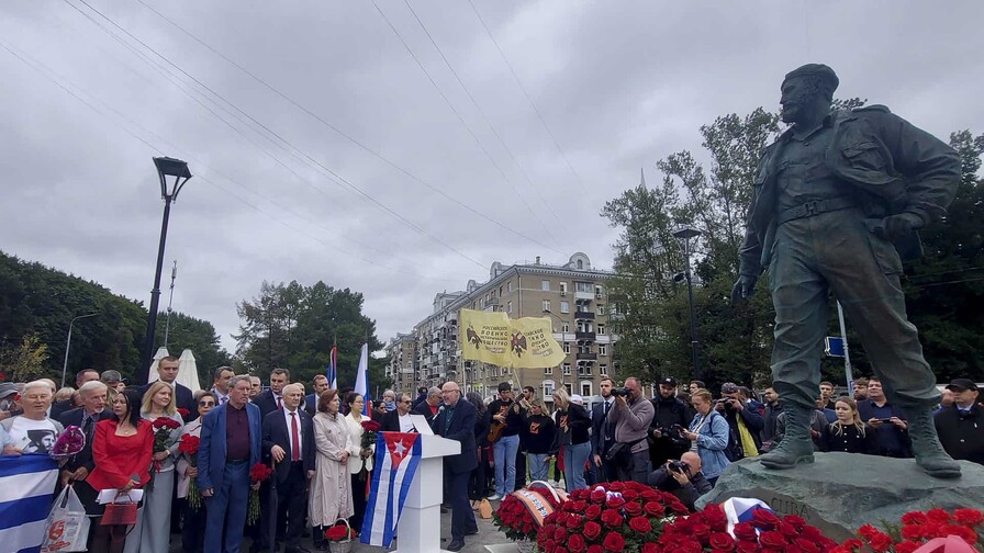 Cientos de rusos celebran el centenario de Fidel Castro ante su estatua en Moscú