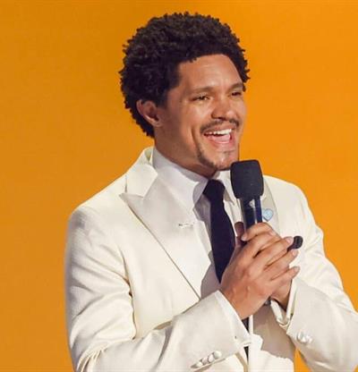 Trevor Noah convierte el evento de Google en un ‘talk show’ para presentar los Pixel 11