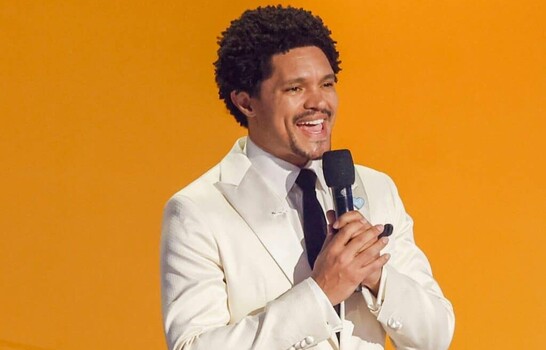 Trevor Noah convierte el evento de Google en un ‘talk show’ para presentar los Pixel 11