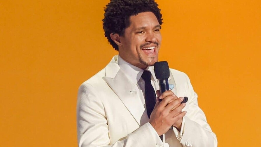 Trevor Noah convierte el evento de Google en un ‘talk show’ para presentar los Pixel 11