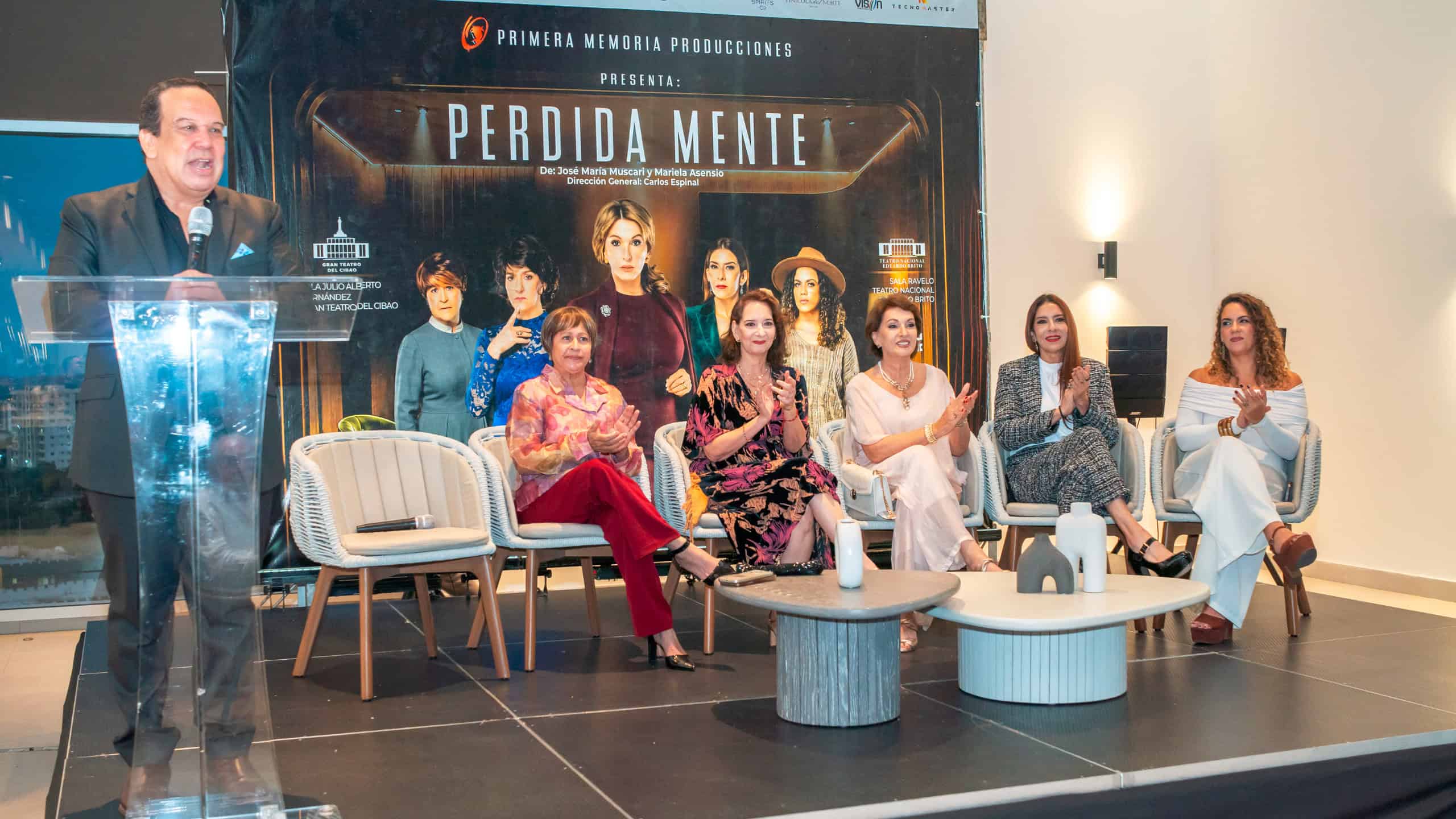 De izquierda a derecha: Carlos Espinal, director de la obra; Olga Bucarelli, Karina Noble, Cecilia García, Pachy Méndez y Laura Rivera, integrantes del elenco de “Perdida Mente”.<br><br>