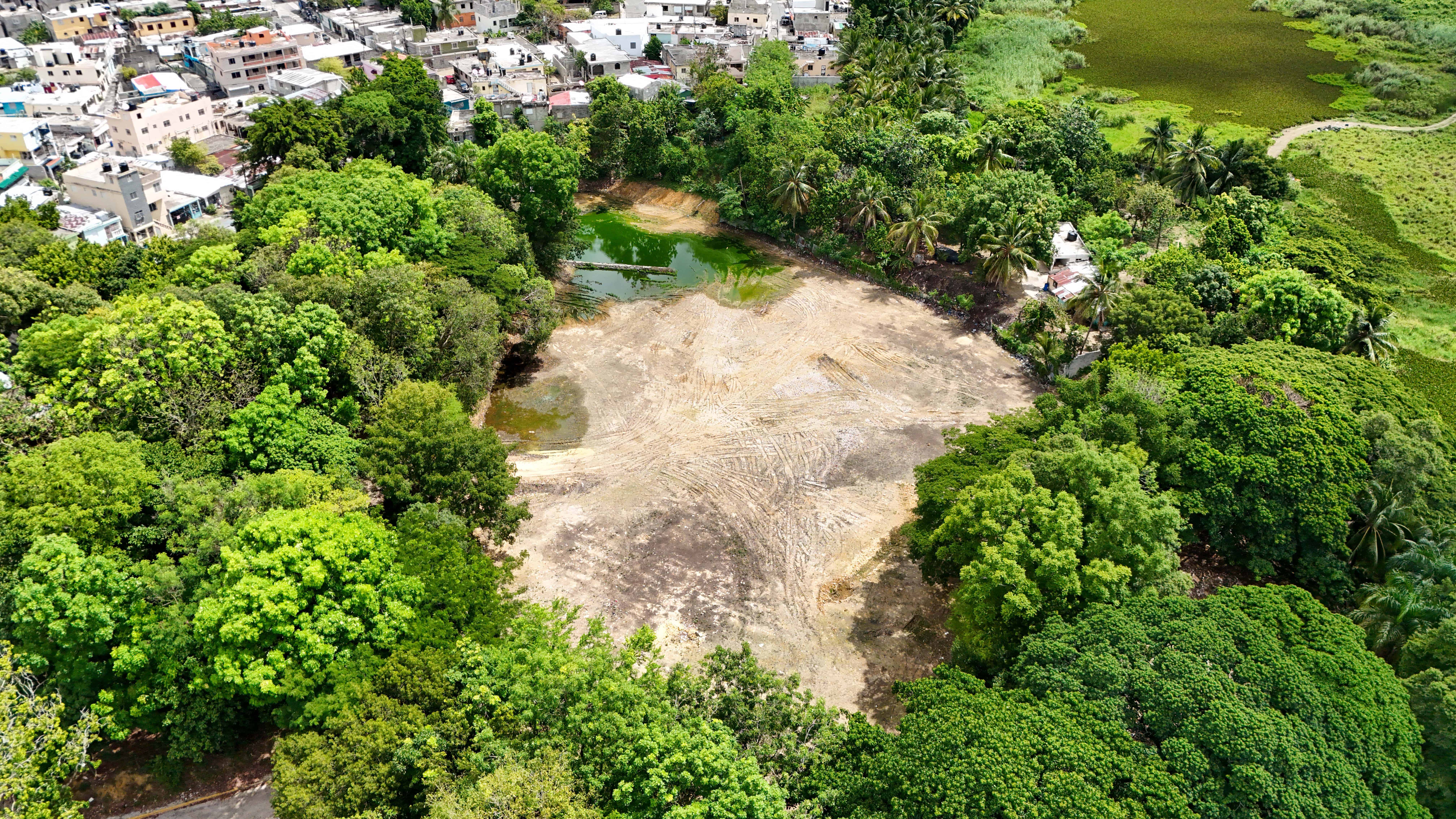 La Caasd registra este lugar como un sistema colector de aguas residuales, pero es solo un solar baldio. 