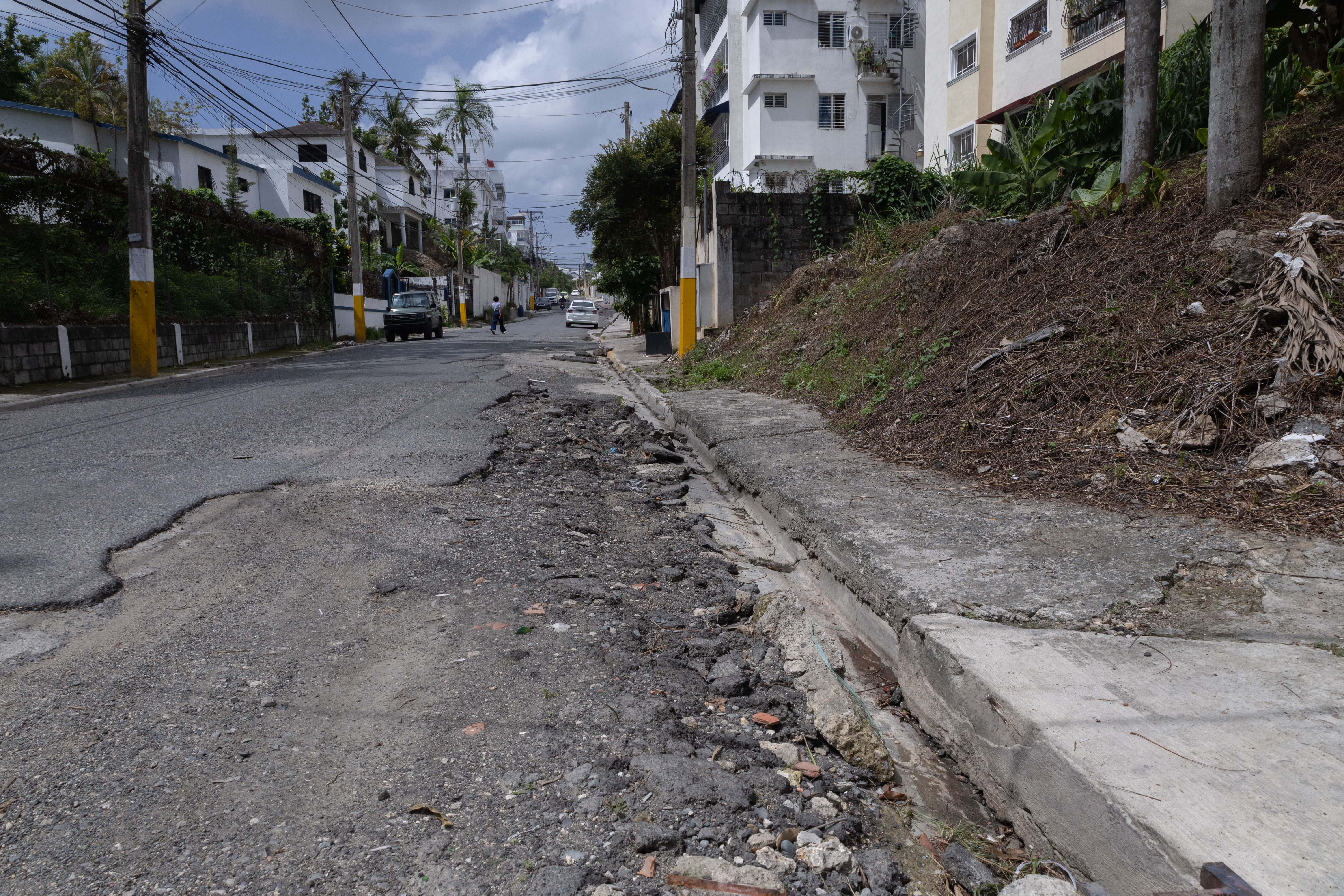 Los hoyos aparecen a lo largo de distintos tramos de la calle A de Don Honorio, obligando a los conductores a reducir la velocidad y buscar la mejor manera de avanzar por la vía.