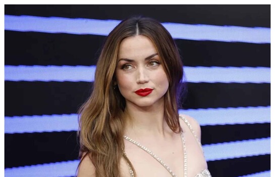 Romance confirmado: Ana de Armas y el vocalista de Rawayana son captados besándose durante escapada