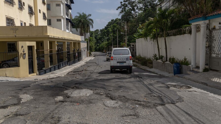 “Como una torta de casabe”: esperan reparación de calle afectada por lluvias en Don Honorio “Como una torta de casabe”: esperan reparación de calle afectada por lluvias en Don Honorio
