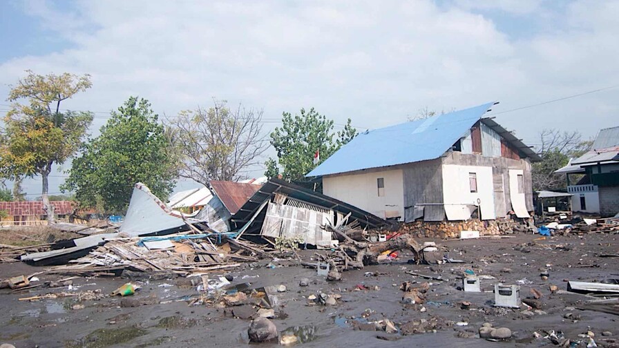 Cerca de medio centenar de muertos y 2,000 evacuados tras un terremoto de 7.7 en Indonesia Cerca de medio centenar de muertos y 2,000 evacuados tras un terremoto de 7.7 en Indonesia