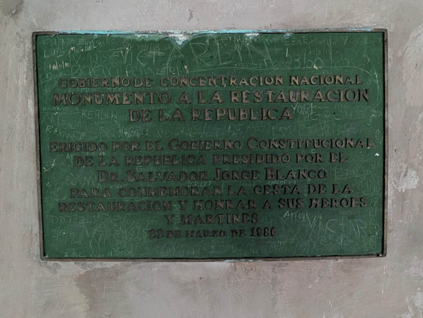 Placa vandalizada.