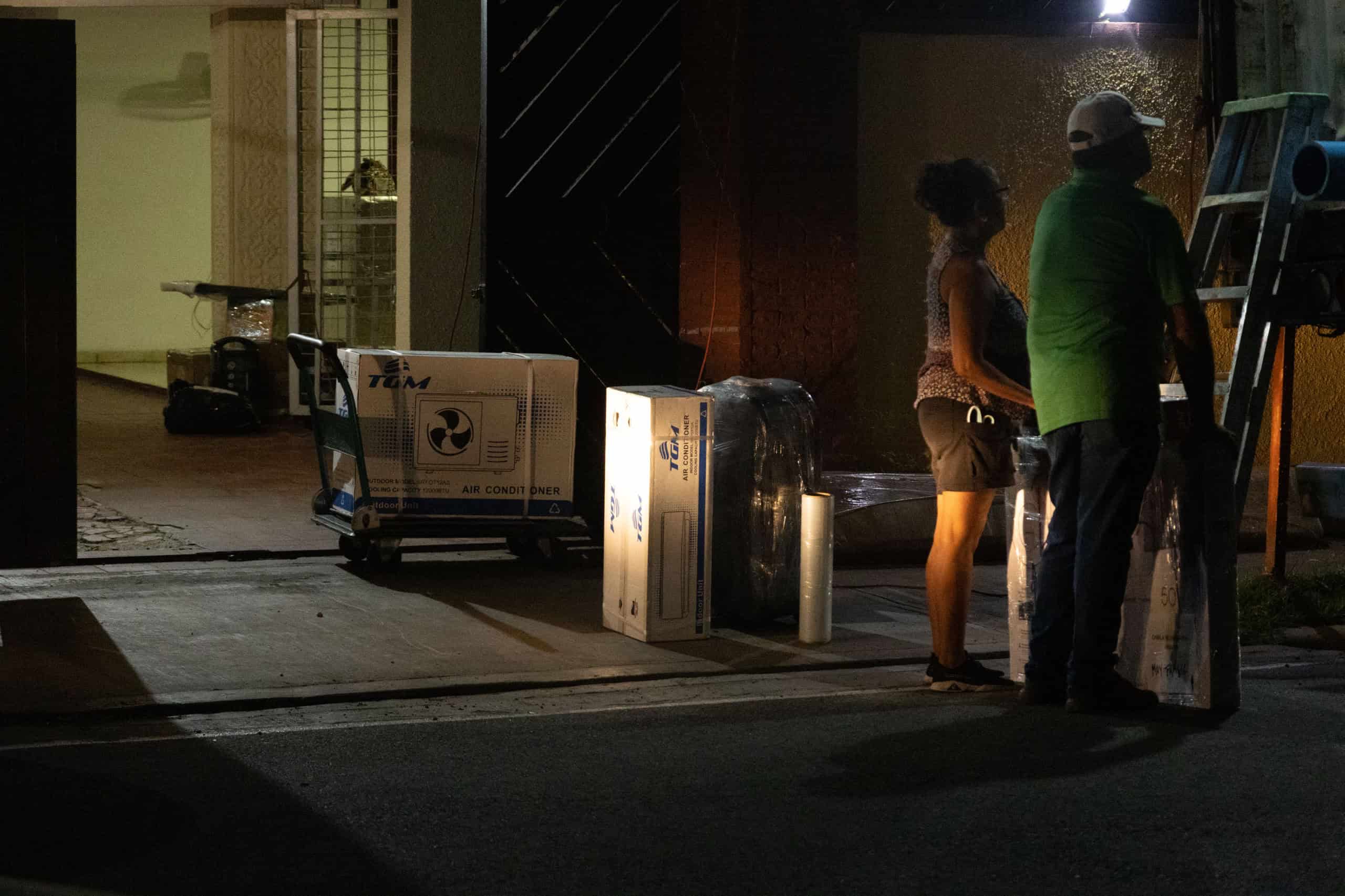 Parte del personal de la embajada cubana mientras sacaba sus cosas para marcharse del país