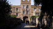 El rector de Cambridge denuncia una vorágine racista en torno al académico fallecido