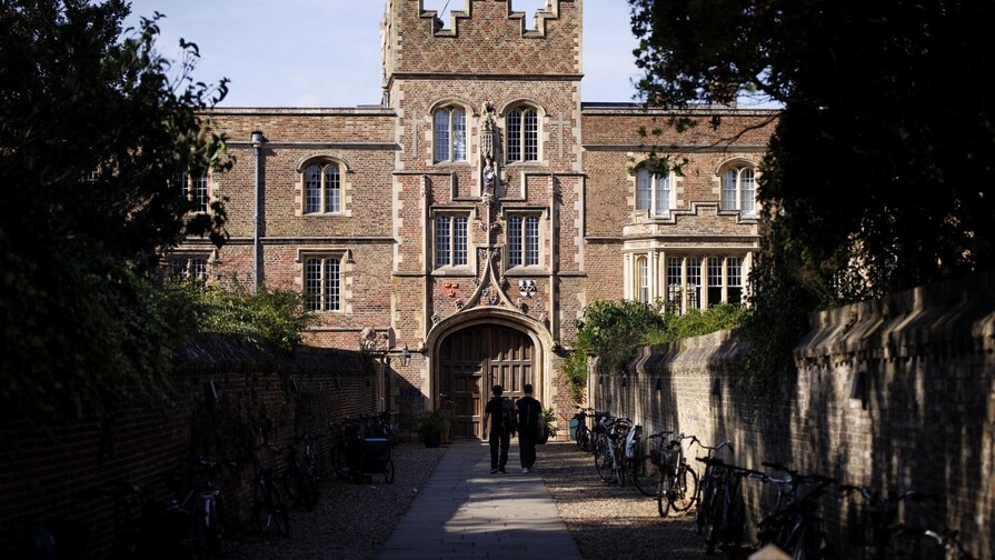 El rector de Cambridge denuncia una vorágine racista en torno al académico fallecido