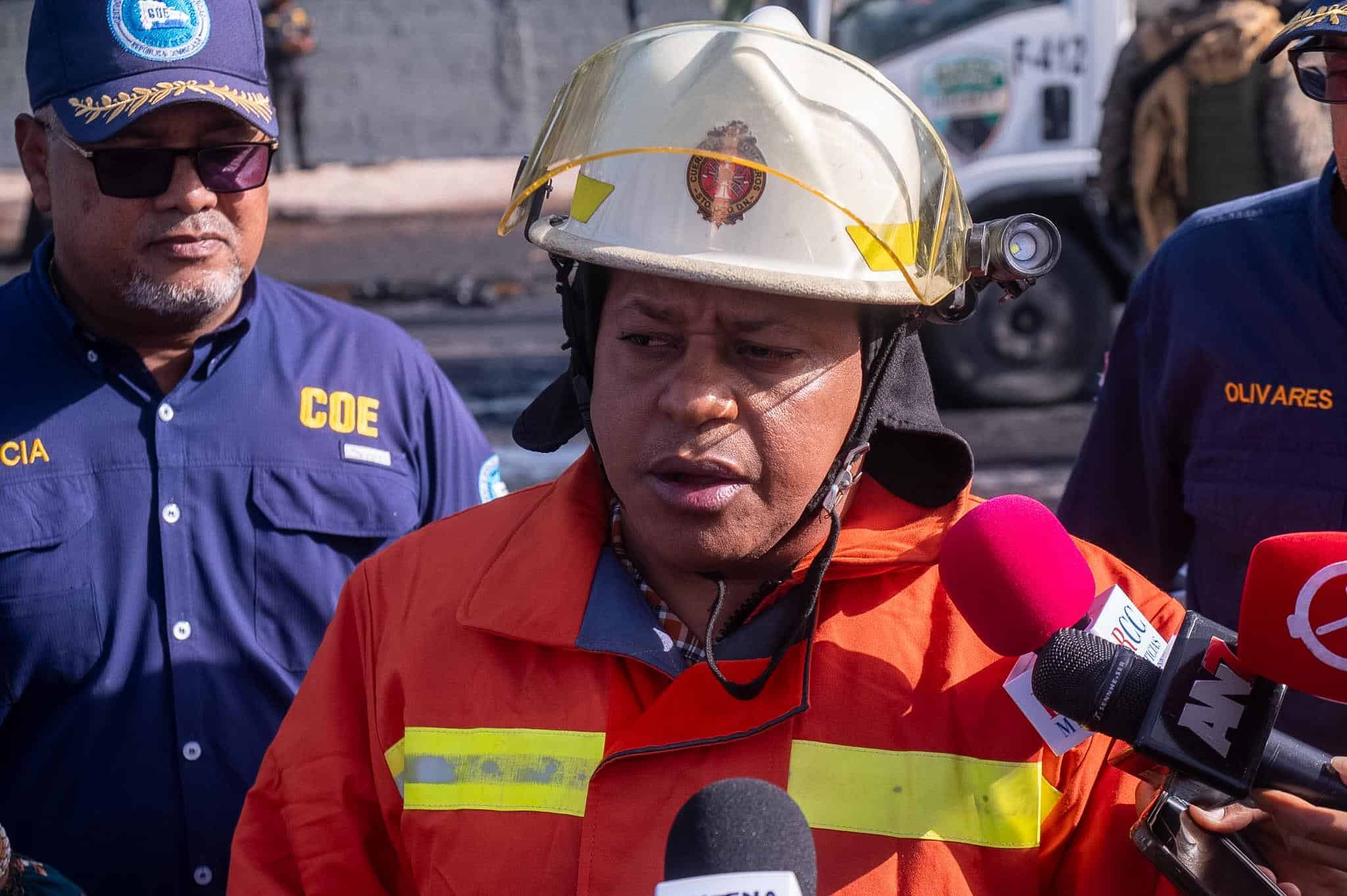 El jefe del Cuerpo de Bomberos del Distrito Nacional, general Frometarán durante sus declaraciones sobre el accidente ocurrido este lunes en la avenida George Washington.  