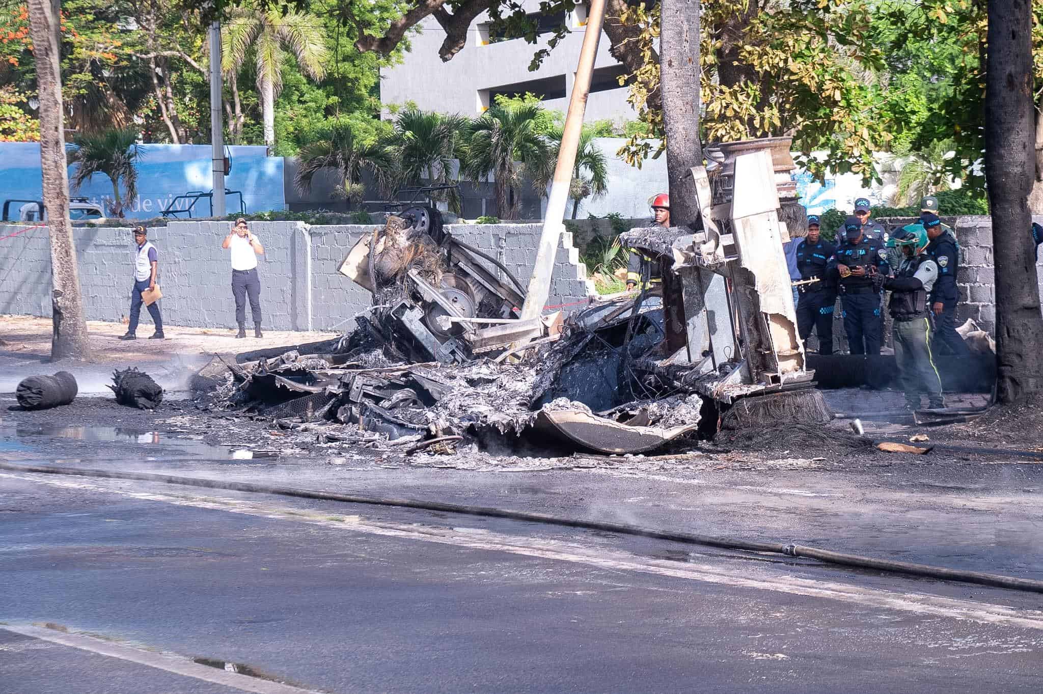 Vehículos calcinados permanecían en la zona donde ocurrió el accidente con el camión tanquero